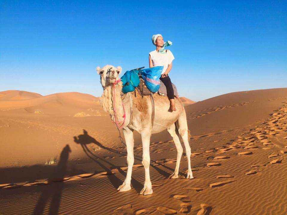 Profiter du soleil dans les dunes de l'erg chebbi est un must au Maroc avec Fes Desert Trips au départ de Marrakech