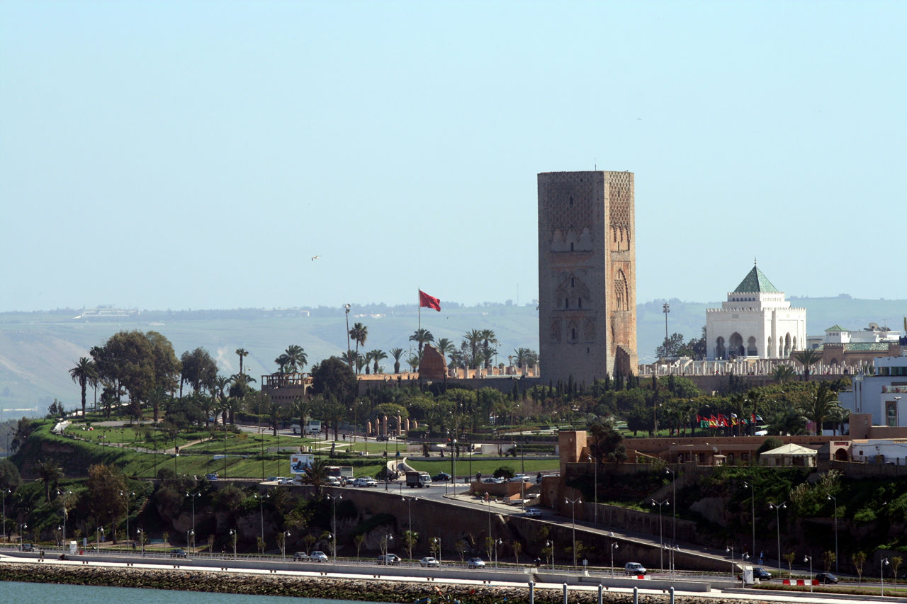 Visitez la tour Hassan, une mosquée massive avec une tour inachevée surmontée d'un nid de cigogne et une image célèbre de Rabat.